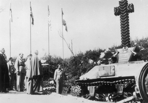 Biskup Józef Gawlina śpodczas poświęcenia pomnika 4. Pułku Pancernego w tzw. Gardzieli nieopodal Monte Cassino (fot. z zasobu NAC)