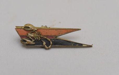 Przypinka z symbolem 4 Pułku Pancernego „Skorpion”. Fot. Henryk Domagała