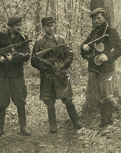 Ppor. Tadeusz Westfal „Ostroga” (w środku) – dowódca Kedywu i oddziałów partyzanckich Okręgu AK Białystok, poległ 8 lipca 1944 r. (fot. zbiory Haliny i Ryszarda Łupińskich)