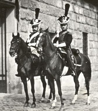 Rotmistrz Stanisław Gepner (z prawej) w historycznym mundurze 20 Pułku Ułanów, 1936 (Wikimedia Commons/McOleo - Praca własna/CC0)