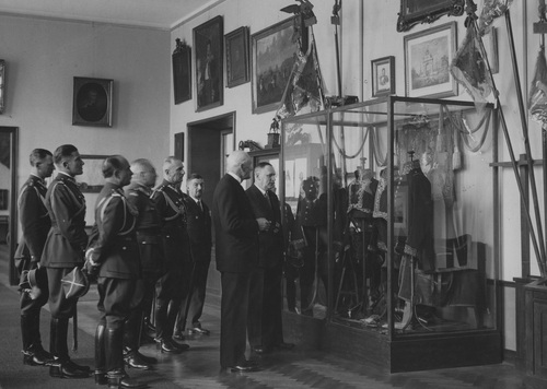 Prezydent RP Ignacy Mościcki podczas zwiedzania Muzeum Wojska Polskiego w Warszawie, 1935 r. (fot. z zasobu NAC)