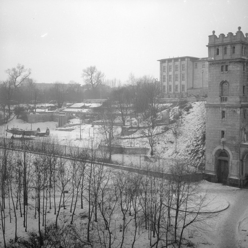 Fragment parku w pobliżu mostu Poniatowskiego i Muzeum Wojska Polskiego w Warszawie, lata 60. XX w. (fot. Z. Siemaszko, z zasobu NAC)