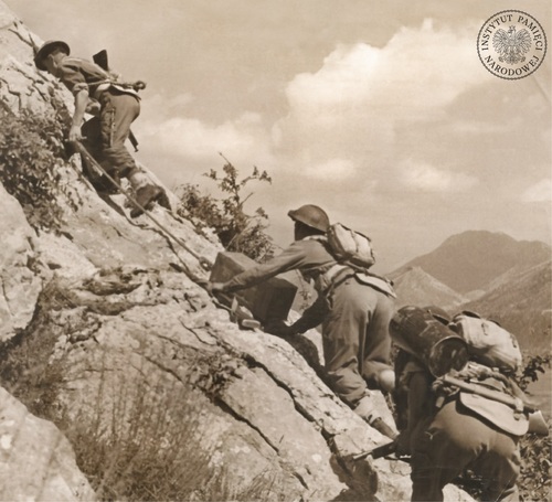 Żołnierze 2 Korpusu Polskiego zaopatrują walczące oddziały wspinając się na szczyt z pakunkami, Monte Cassino, maj 1944 r. (fot. z kolekcji przekazanej do IPN przez Stowarzyszenie Weteranów Armii Polskiej w Ameryce)