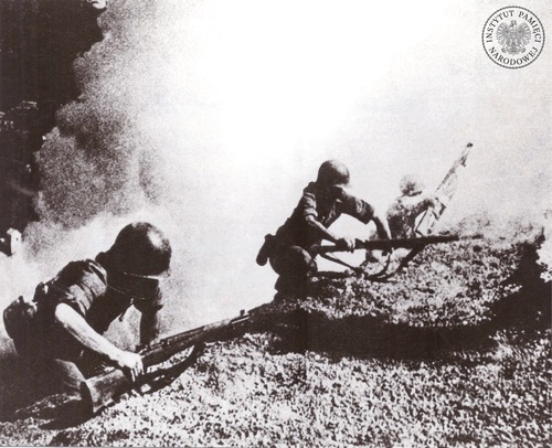 Żołnierze amerykańscy z 5 Armii Stanów Zjednoczonych w czasie walk o Monte Cassino, styczeń 1944 r. (fot. z kolekcji przekazanej do Archiwum IPN przez Stowarzyszenie Weteranów Armii Polskiej w Ameryce)