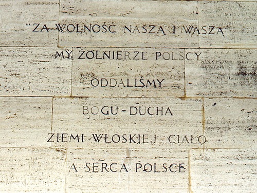 Sentencja na pomniku 3 Dywizji Strzelców Karpackich na szczycie wzgórza 593, sierpień 1981 r. Fot. Wojciech Frazik