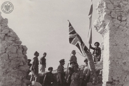 Żołnierze 2 Korpusu Polskiego wśród żołnierzy brytyjskich. zatknięcie polskiej i brytyjskiej flagi w ruinach klasztoru benedyktynów na Monte Cassino, maj 1944 r. (fot. z kolekcji przekazanej do Archiwum IPN przez Stowarzyszenie Weteranów Armii Polskiej w Ameryce)