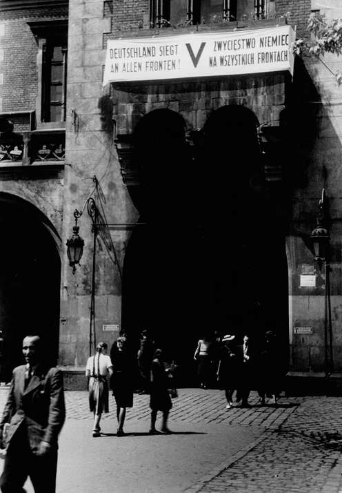 Niemiecki baner propagandowy rozwieszony na Sukiennicach w Krakowie, 1941 r. (Fot. NAC)