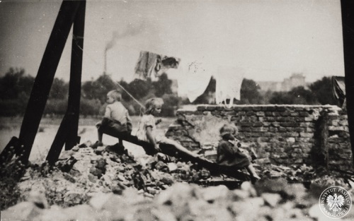 Dzieci bawiące się na ruinach w Warszawie, wrzesień 1939 r. (fot. z zasobu AIPN)