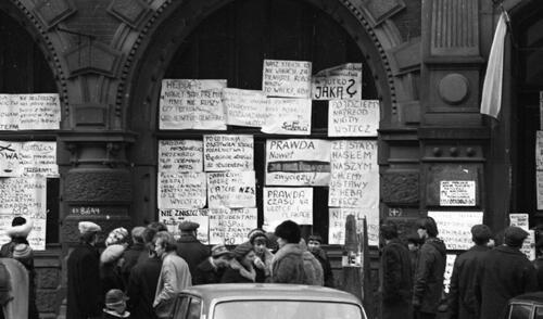 Hasła protestacyjne na toruńskim Dworze Artusa, 1981 r. (fot. z zasobu Biblioteka Uniwersytecka w Toruniu. Fotografie i dokumenty ulotne z prywatnego archiwum Dariusza Czerniakowskiego przekazane w darze w 2025 r.)