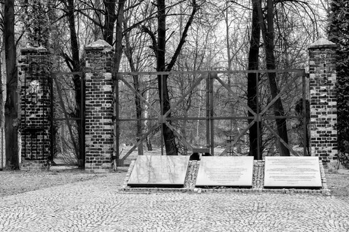 Świętochłowice-Zgoda. Pozostałość po obozie Zgoda, brama z tablicami upamiętniającymi ofiary. Fot. K. Łojko (IPN)