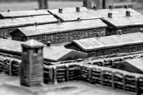 Świętochłowice-Zgoda. Fragment makiety przedstawiającej teren obozu, ustawionej przez wejściem na jego dawny teren. Fot. K. Łojko (IPN)