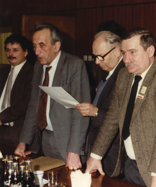Sprawdzanie komunikatu końcowego z rozmów strony rządowej i opozycyjnej w ośrodku MSW w Magdalence. Od lewej: Lech Kaczyński, Tadeusz Mazowiecki, Andrzej Stelmachowski, Lech Wałęsa,, 21 I 1989 r. (fot. zasobu IPN)