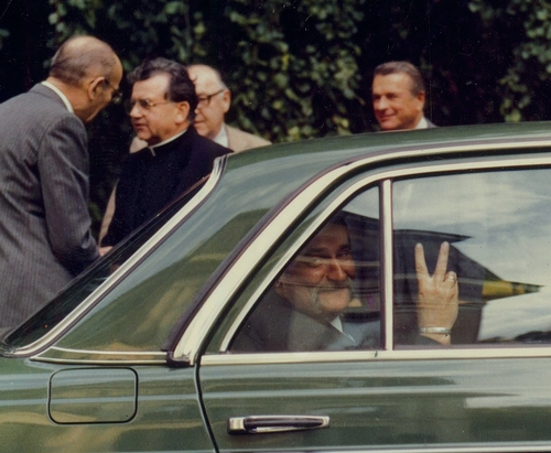 Po rozmowach w willi MSW na ul. Zawrat w Warszawie; w samochodzie Lech Wa%ęsa, za samochodem od lewej: gen. Stefan Stochaj (szef Służby Zabezpieczenia Operacyjnego), ks. Alojzy Orszulik, Stanisław Ciosek, gen. Czesław Kiszczak, N.N., 15 IX 1988 r. (fot. z zasobu IPN)