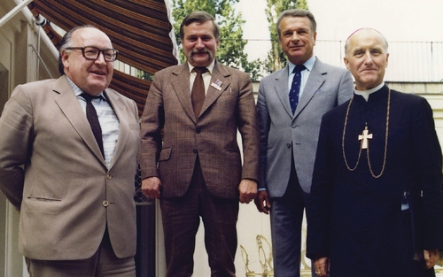 Rozmowy w willi MSW przy ul. Zawrat w Warszawie; od lewej: Stanisław Ciosek, Lech Wałęsa, Czesław Kiszczak, bp Jerzy Dąbrowski, 31 VIII 1988 r. (fot. z zasobu IPN)