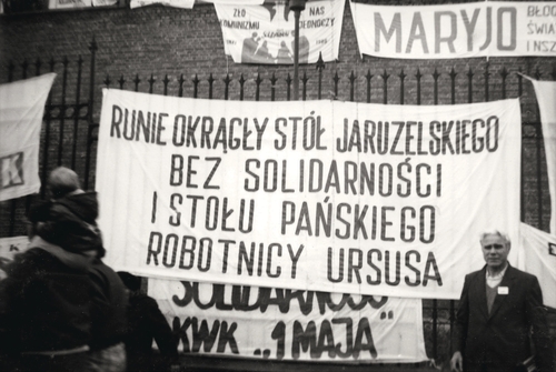 Transparent z VI Pielgrzymki Ludzi Pracy na Jasną Górę; zdjęcie wykonane przez tajnego współpracownika, wrzesień 1988 r. (fot. z zasobu IPN)