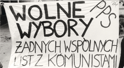 Transparent podczas demonstracji KPN na ul. Nowy Świat w Warszawie, 21 II 1989 r. (fot. z zasobu IPN)