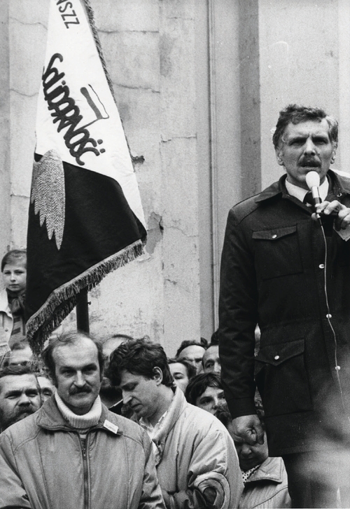 Wiec zorganizowany przez Zarząd Regionalny NSZZ „Solidarność” Ziemi Łódzkiej 1 V 1989 roku przed kościołem Podwyższenia Świętego Krzyża w Łodzi; od prawej: Andrzej Słowik (z mikrofonem), Grzegorz Palka, Jerzy Kropiwnicki, Kazimierz Bednarski. (fot. z zasobu IPN)