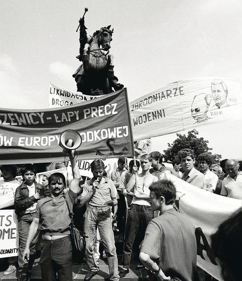 Demonstracja Solidarności Walczącej w czasie wizyty prezydenta USA George’a Busha w Gdańsku, lipiec 1989 r. (fot. Stanisław Składanowski/zasób IPN)