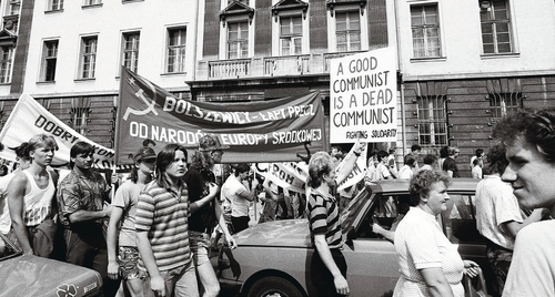 Demonstracja Solidarności Walczącej w czasie wizyty prezydenta USA George’a Busha w Gdańsku, lipiec 1989 r. (fot. Stanisław Składanowski/z zasobu IPN)