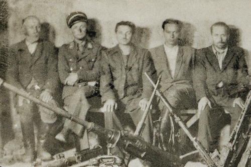 Broń NZW odnaleziona przez funkcjonariuszy WUBP w rejonie Brzyskiej Woli. Na fotografii od lewej Józef Werfel, Tadeusz Gryblewski, Piotr Woźniak, Franciszek Przysiężniak, Ludwik Więcław (fot. z zasobu IPN)