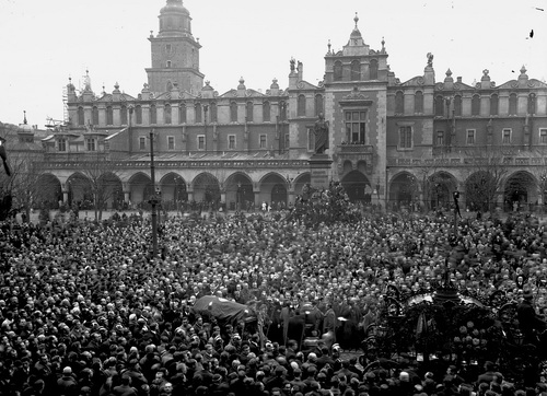 Pogrzeb marszałka Sejmu Ignacego Daszyńskiego w Krakowie. Kondukt żałobny przed pomnikiem Adama Mickiewicza, 13 listopada 1936 r. Fot. NAC