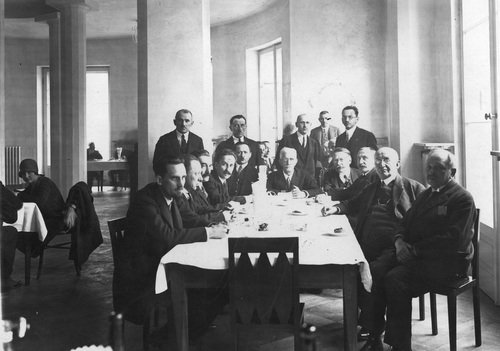 Marszałek Sejmu Ignacy Daszyńskiw towarzystwie posłów w kuluarach sejmowych, 1928-1930. Fot. NAC