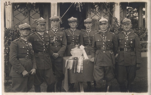 Reprezentacja Dziesiątego Pułku Ułanów Litewskich po zdobyciu trzeciego miejsca w Konnych Mistrzostwach Wojska Polskiego w Wilnie wraz z dowódcą Brygady Kawalerii Białystok Ludwikiem Kmicic-Skrzyńskim i dowódcą pułku Witosławem Porczyńskim. Podporucznik Pieregorodzki stoi trzeci od prawej, 1931 rok