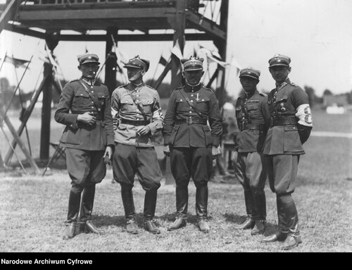 Konne Mistrzostwa Wojska Polskiego w Rakowicach pod Krakowem. Porucznik Pieregorodzki stoi pierwszy od prawej, lipiec 1932 roku