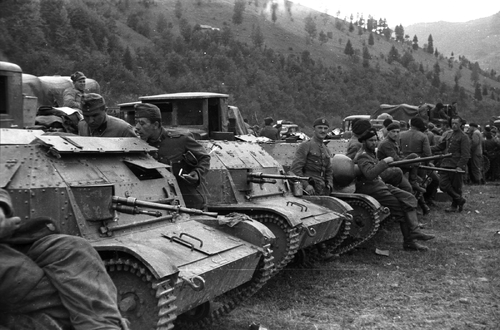 Żołnierze Dziesiątej Brygady Kawalerii po przekroczeniu granicy z Węgrami, wrzesień 1939 rok