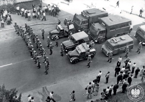 Protest robotników tłumiły oddziały MO i ZOMO, ul. 1 Maja w Radomiu, czerwiec 1976 r. (fot. AIPN)