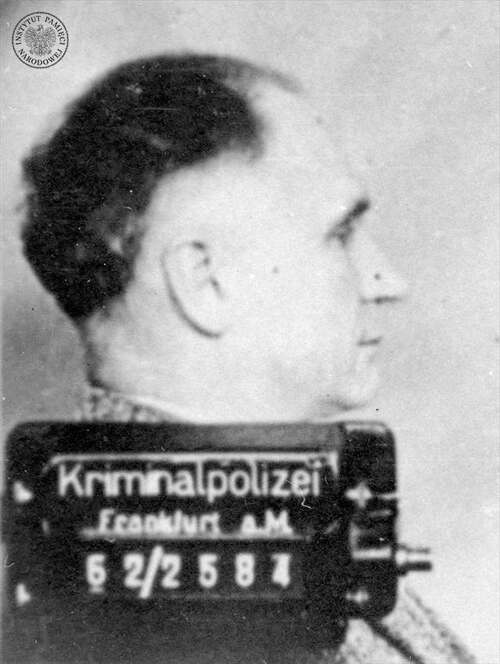 djęcie policyjne SS-Sturmbannführera Richarda Baera, ostatniego komendanta KL Auschwitz, 1962 rok. Z przodu tabliczka z napisem: Kriminalpolizei Frankfurt