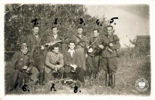 1 Patrol bojowy 11. Grupy Operacyjnej NSZ (NZW). Na zdjęciu znajdują się: Tadeusz Kosobudzki ps. „Czarny” (oznaczony cyfrą 1), Wiesław Purzycki ps. „Tyczka”, „Ojciec” (2), Wacław Michalski ps. „Kozak” (3), Kazimierz Dyksiński ps. „Kruczek” (4), Jan Malinowski ps. „Stryj” (5), Seweryn Oryl ps. „Kanciasty” (6), Władysław Kwiatkowski ps. „Jerzy” (7), Karol Rakoczy ps. „Karol”, „Bystry” (fot. z zasobu AIPN)