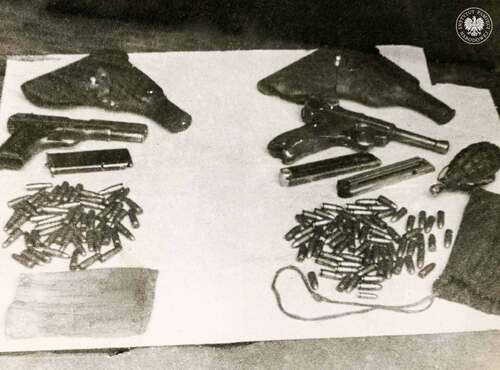 Broń zarekwirowana w wyniku akcji przeprowadzonej przeciwko „bandzie »Kruczka«” 10 czerwca 1954 r. Zdjęcie z akt kontrolnych „agenturalnego rozpracowania p-ko bandzie »Kruczka« i »Madeja« krypt. »Łazęgi«” (fot. z zasobu AIPN)