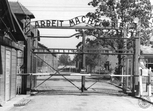 Brama główna wyzwolonego obozu macierzystego w Oświęcimiu (tzw. KL Auschwitz I), maj 1945 r. (fot. Stanisław Łuczko, z zasobu AIPN)