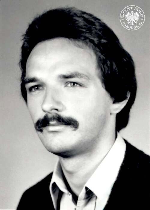Grzegorz Stróżniak przed wyjazdem do Holandii w czerwcu 1985 r., zdjęcie z akt paszportowych (fot. z zasobu IPN)