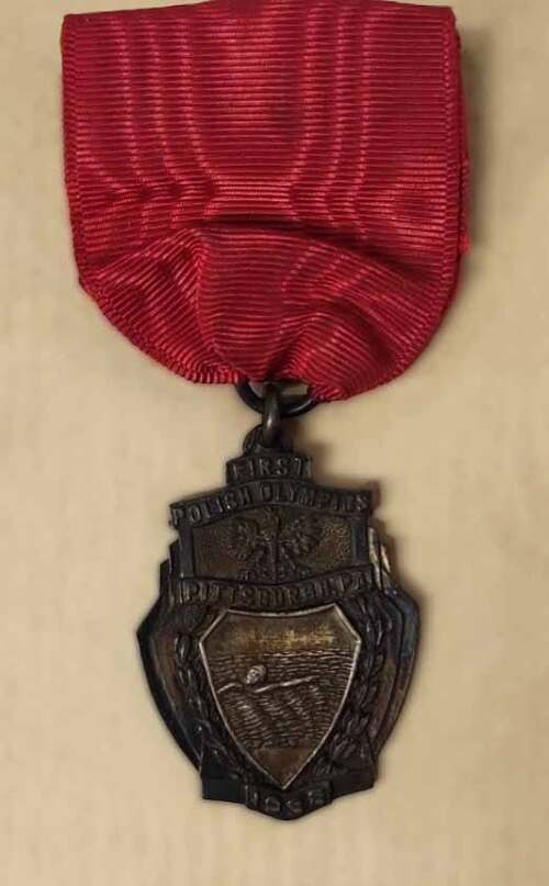 Medal w pływaniu. Pierwsza Polska Olimpiada w Pittsburghu, 1938 r. (artefakt z zespołu: Archiwum Sokolstwa Polskiego w Ameryce, przechowywanego w Archiwum IPN w Warszawie)