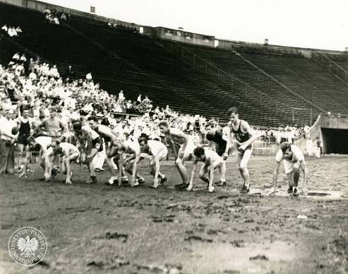 Przygotowania do biegu mężczyzn podczas Pierwszej Polskiej Olimpiady. Pittsburgh, Pensylwania, 1938 r. (fot. z zespołu: Archiwum Sokolstwa Polskiego w Ameryce, przechowywanego w Archiwum IPN w Warszawie)