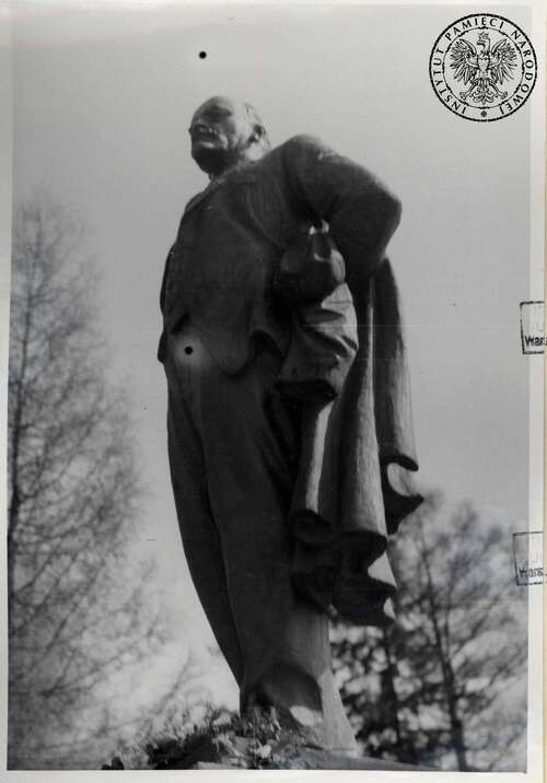 Pomnik Lenina przy muzeum w Poroninie – fotografia wykonana na podstawie klisz znalezionych przez SB w czasie przeszukania mieszkania Andrzeja Czumy; (fot. z zasobu AIPN)