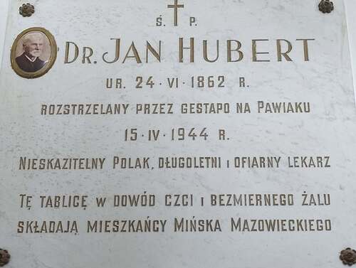 Tablica epitafijna poświęcona dr. Janowi Hubertowi. Mińsk Mazowiecki, kościół pod wezwaniem Narodzenia Najświętszej Maryi Panny, stan obecny (fot. ze zbiorów autorki)