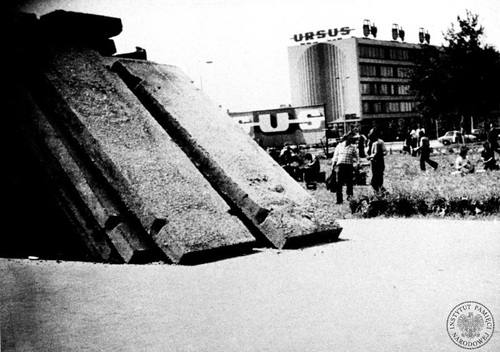 Barykada na drodze przed bramą Zakładów Mechanicznych „Ursus” (fot. z zasobu AIPN)