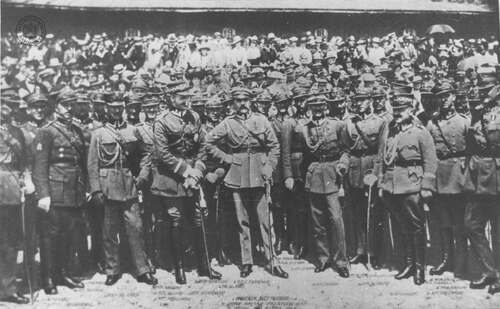 Marszałek Józef Piłsudski w gronie oficerów 66. Kaszubskiego Pułku Piechoty, 5 VII 1921 r. Z prawej gen. Kazimierz Sosnkowski (fot. z zasobu IPN)