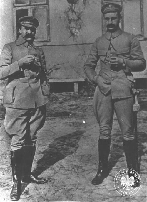 Komendant I Brygady Legionów Polskich Józef Piłsudski i jej szef sztabu Kazimierz Sosnkowski w czasie działań pozycyjnych nad Nidą, marzec 1915 r. (fot. z zasobu IPN)
