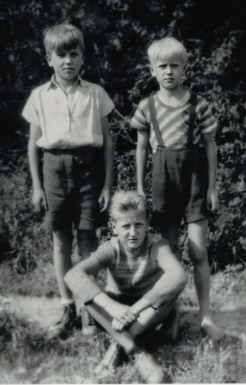 Bracia Paruccy, stoją od lewej: Andrzej (ur. 1945) i Zdzisław (ur. 1947), siedzi Włodzimierz (ur. 1943). Fot. zbiory Z. Paruckiego