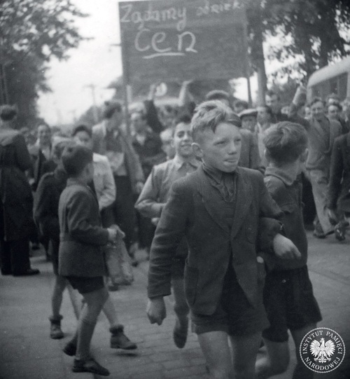 Transparent „Żądamy obniżki cen” i najmłodsi uczestnicy demonstracji, czerwiec 1956 r. Fot. AIPN