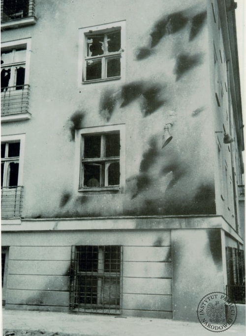 Ślady zaciekłych walk na elewacji obleganego przez demonstrantów budynku WUdsBP przy ul. Kochanowskiego, czerwiec 1956 r. Fot. AIPN