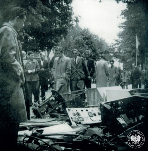 Urządzenia zagłuszające zrzucone z budynku ZUS przy ul. Dąbrowskiego, 28 czerwca 1956 r. Fot. AIPN