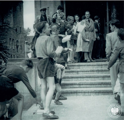 Młodzi uczestnicy protestu przed wejściem do KW PZPR w Poznaniu, czerwiec 1956 r. Fot. AIPN