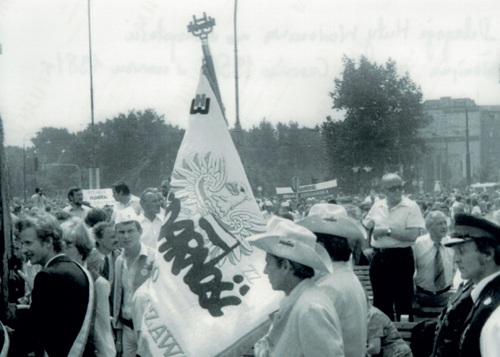 Delegacja Huty „Warszawa” na uroczystości odsłonięcia Pomnika Czerwca 1956, czerwiec 1981 r. Fot. Z. Parucki