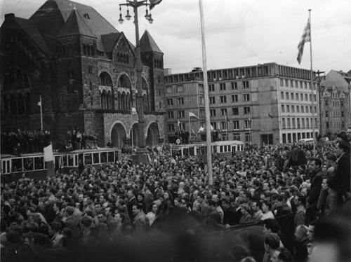 Protestujący przed siedzibą Miejskiej Rady Narodowej i Komitetu Wojewódzkiego PZPR (fot. z zasobu IPN)