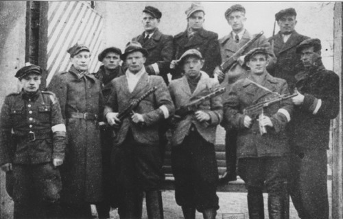 Funkcjonariusze PUBP i ORMO oddelegowani do zabezpieczenia referendum, 1946 r. Fot. z zasobu AIPN